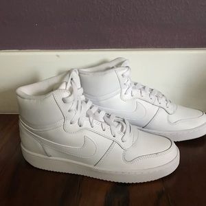 NWOT Nike Eberon Mid Sneaker